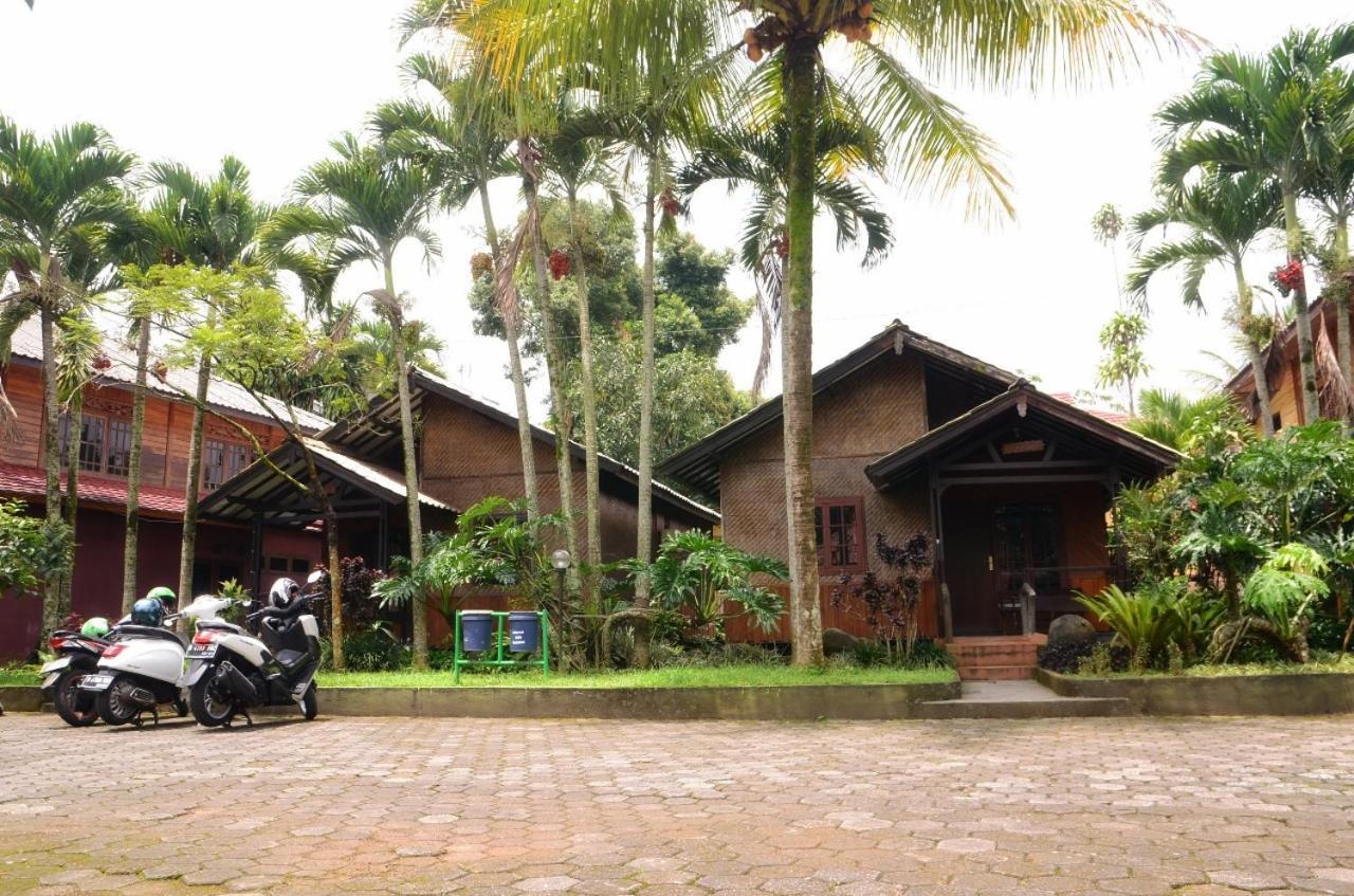 Aquarius Orange Hotel Puncak Exterior photo